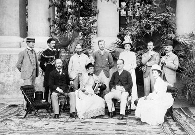 Lord und Lady Dufferin und Gruppe in der Viceregal Lodge, Shimla, ca. 1884-88 von English Photographer